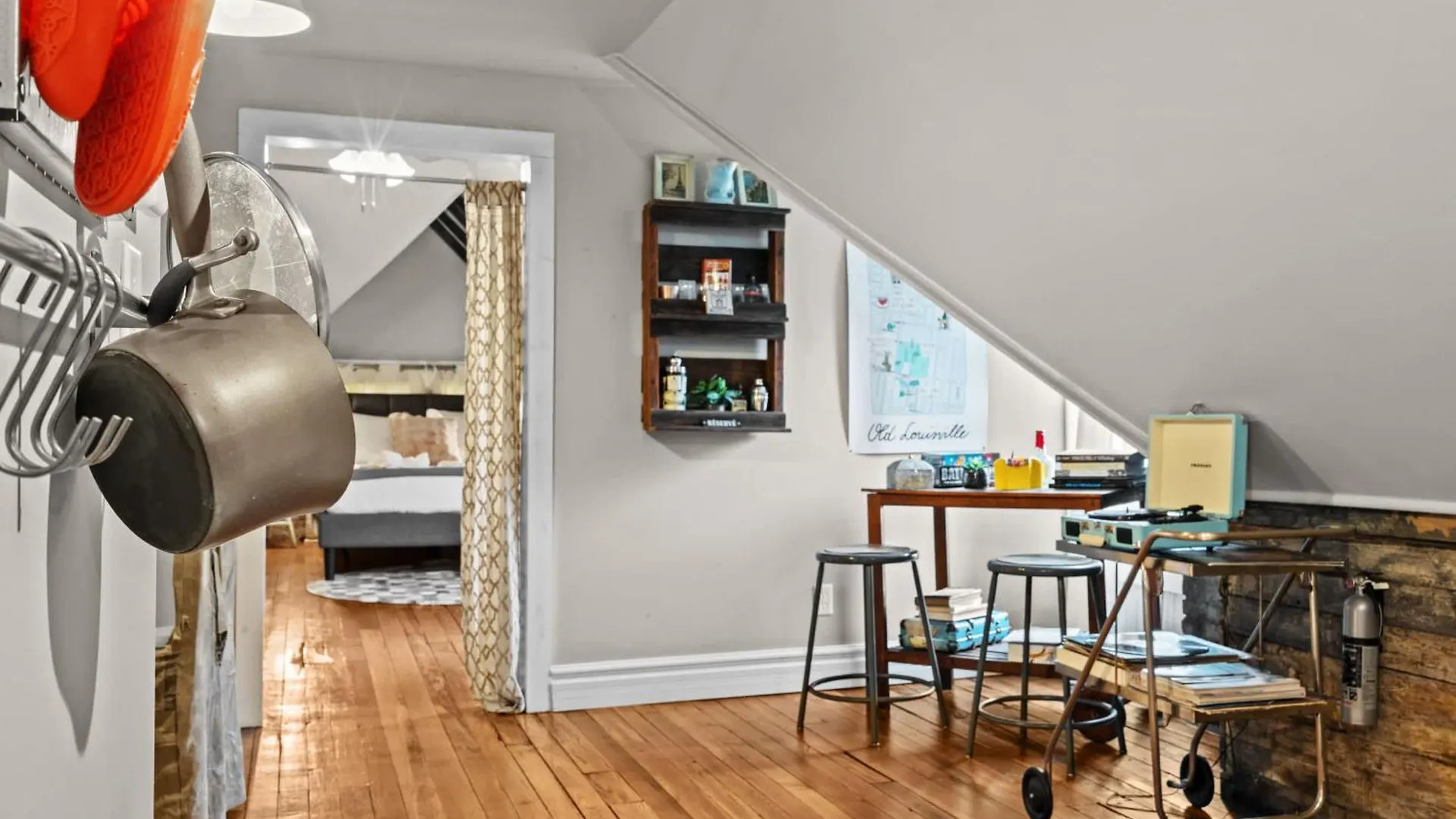 Cozy Top-Floor Retreat In The Heart Of Louisville ABD