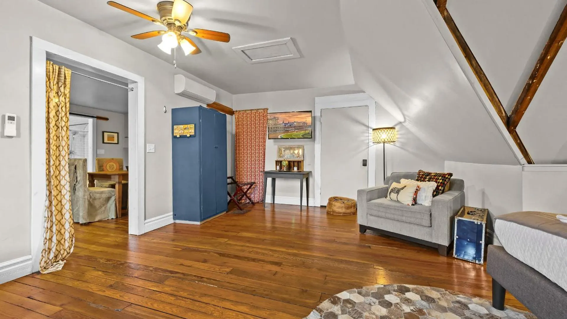 Cozy Top-Floor Retreat In The Heart Of Louisville ABD