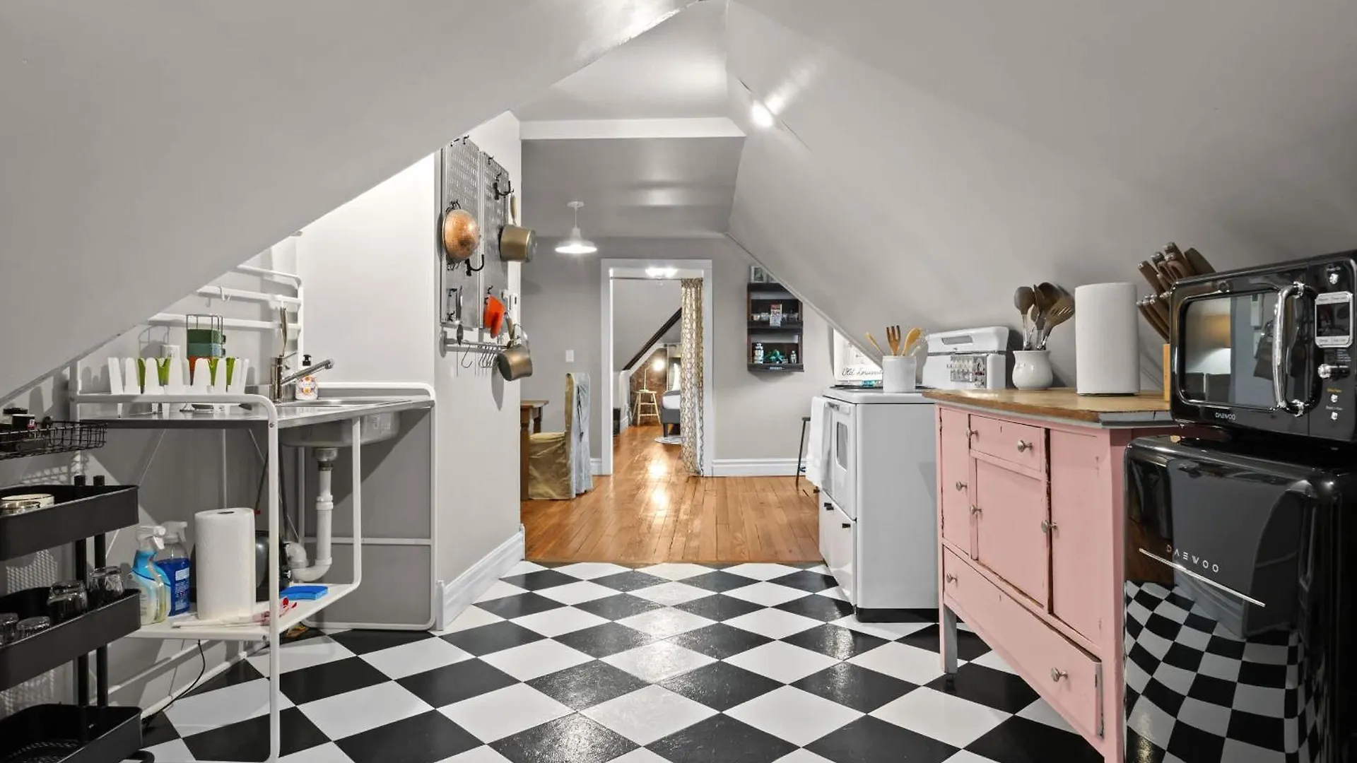 Cozy Top-Floor Retreat In The Heart Of Louisville Daire