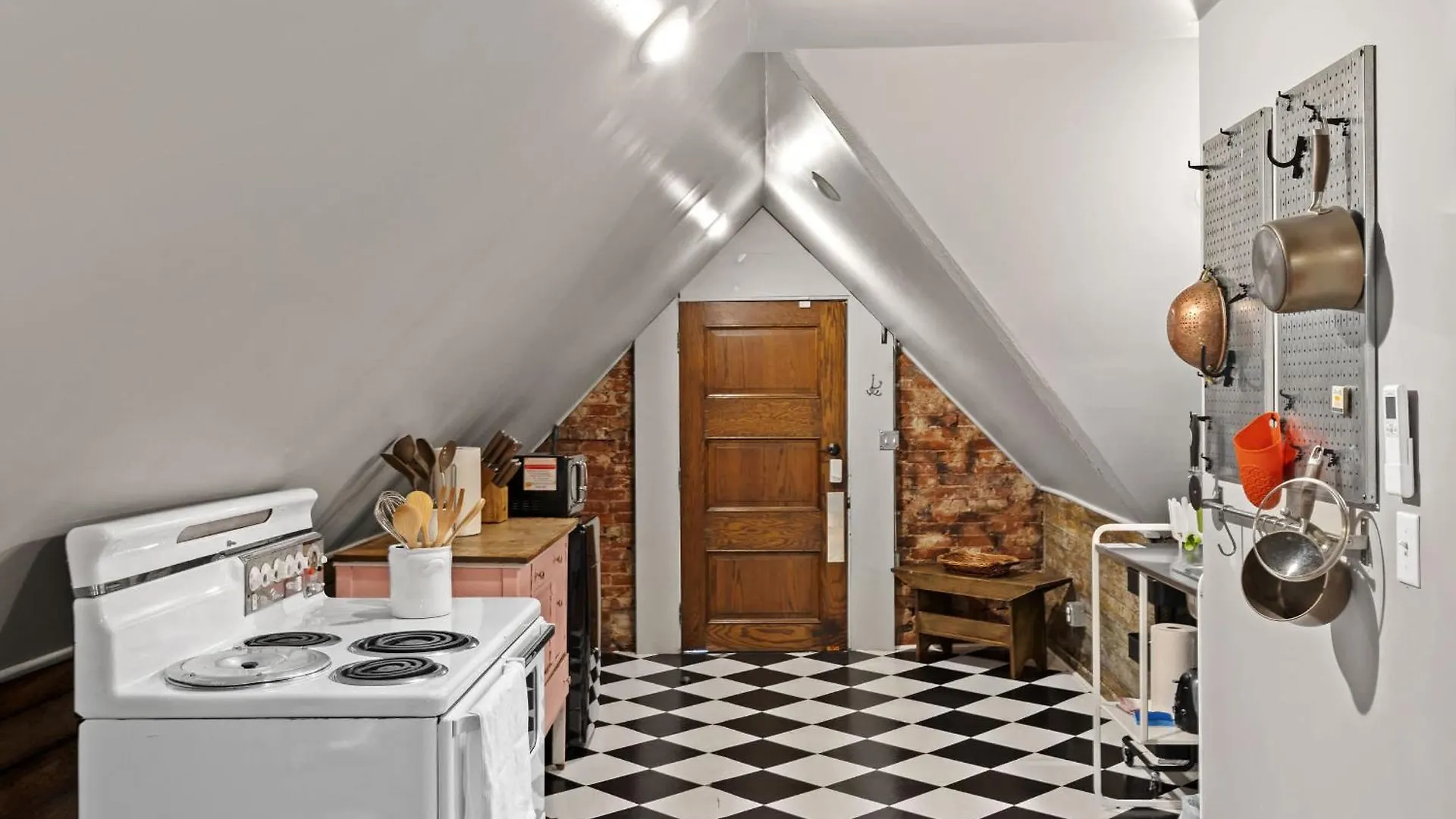 Cozy Top-Floor Retreat In The Heart Of Louisville Daire