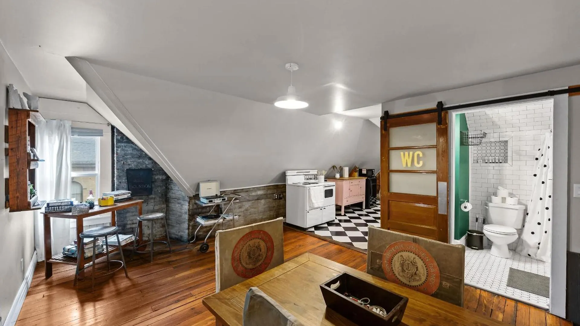 Cozy Top-Floor Retreat In The Heart Of Louisville Daire